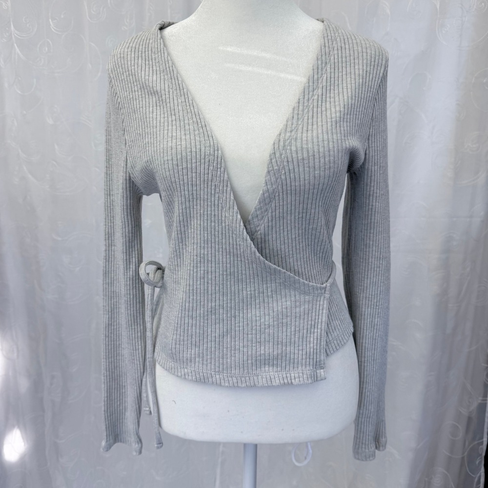 Levi's women's Gray Ribbed Wrap Top M Tie Waist Long Sleeve Stretch Balletcore